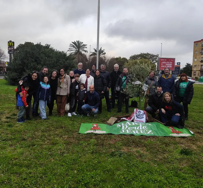  Marea Verde en el acto tras la plantaci&oacute;n del olivo en la rotonda de La Granja que se dedicar&aacute; a la Educaci&oacute;n P&uacute;blica. |  Marea Verde Jerez 