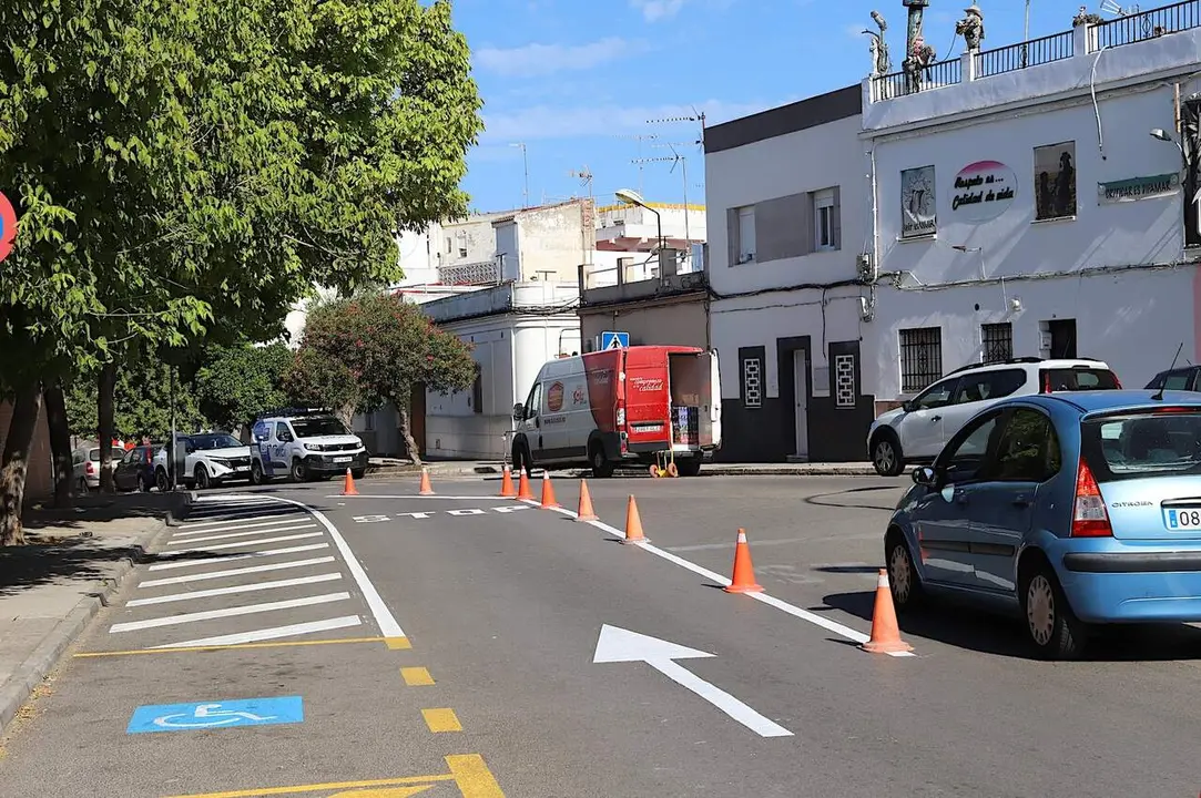  Repaso de pintura de un paso de peatones en Camino de Albadalejo. | Viva Jerez. 
