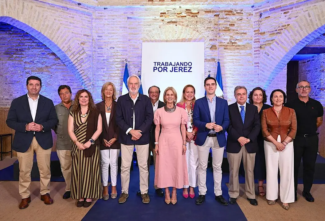  Mar&iacute;a Jos&eacute; Garc&iacute;a-Pelayo, con miembros de su Gobierno, en el balance de tres a&ntilde;os de gesti&oacute;n. | Viva Jerez. 