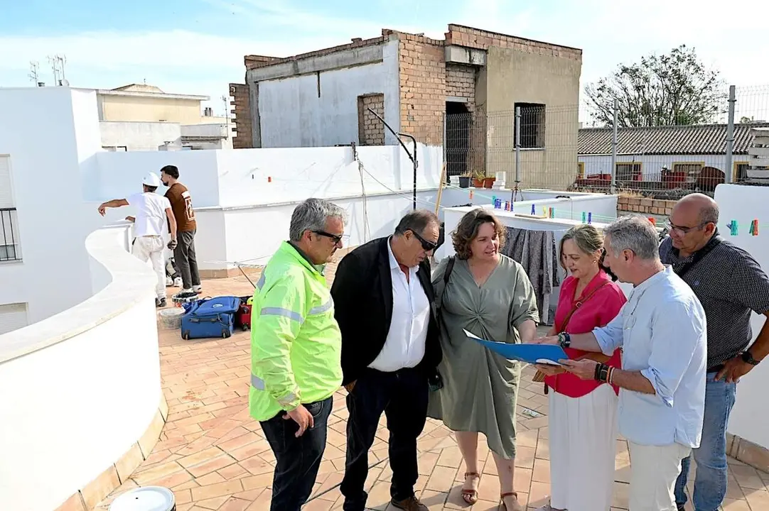  La delegada, Bel&eacute;n de la Cuadra, en las viviendas de la calle Nueva. | Viva Jerez. 