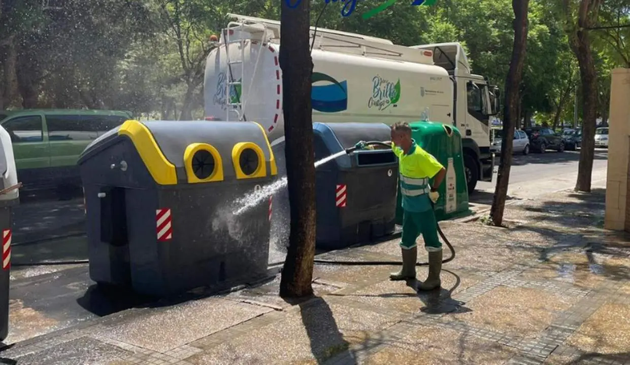  Un empleado del servicio de limpieza viaria  en Jerez |  Viva 