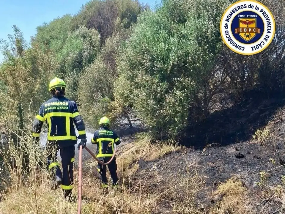  Los bomberos del Parque de Jerez en un incendio de pastos reciente | Bomberos. 