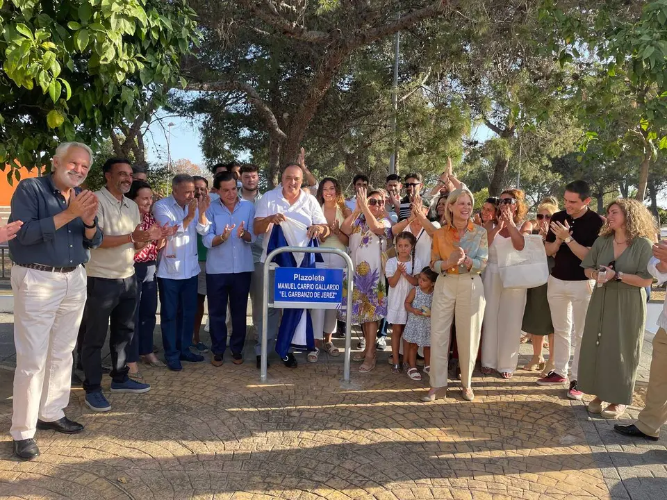 Momento en el que se ha descubierto la placa con el nombre de Manuel Carpio El Garbanzo. |  JG 