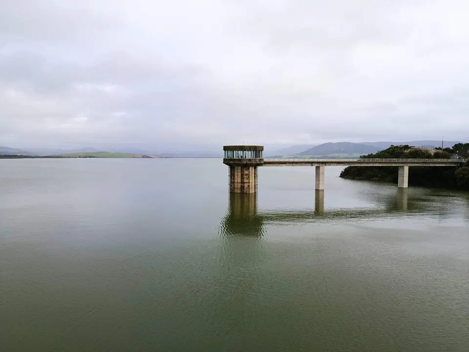  En la imagen, el pantano de Guadalcac&iacute;n, que est&aacute; casi al 95 por ciento./ MAC&Iacute;AS. 