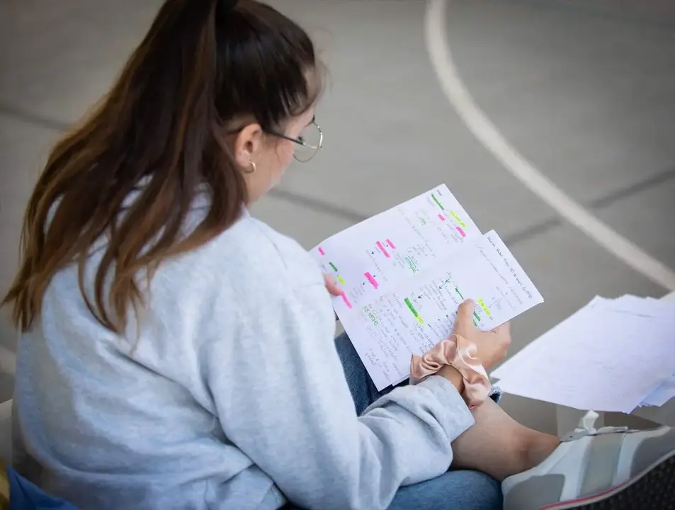 Una alumna hojea un examen de la PAU. | Europa Press
