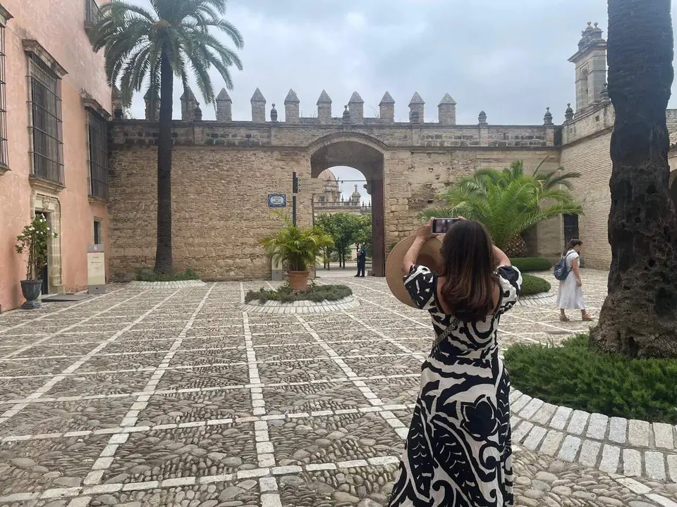  Turista en el patio de Armas del Alc&aacute;zar de Jerez. | Viva Jerez. 