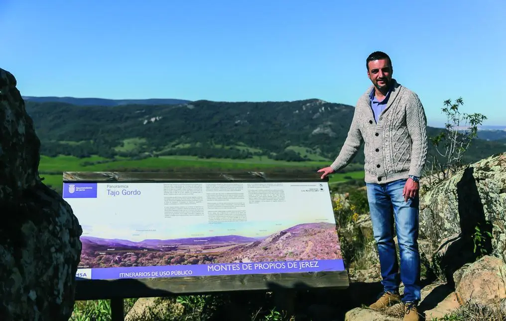 Jos&eacute; Antonio D&iacute;az en uno de los miradores de los Montes de Propio - Cristo Garc&iacute;a 