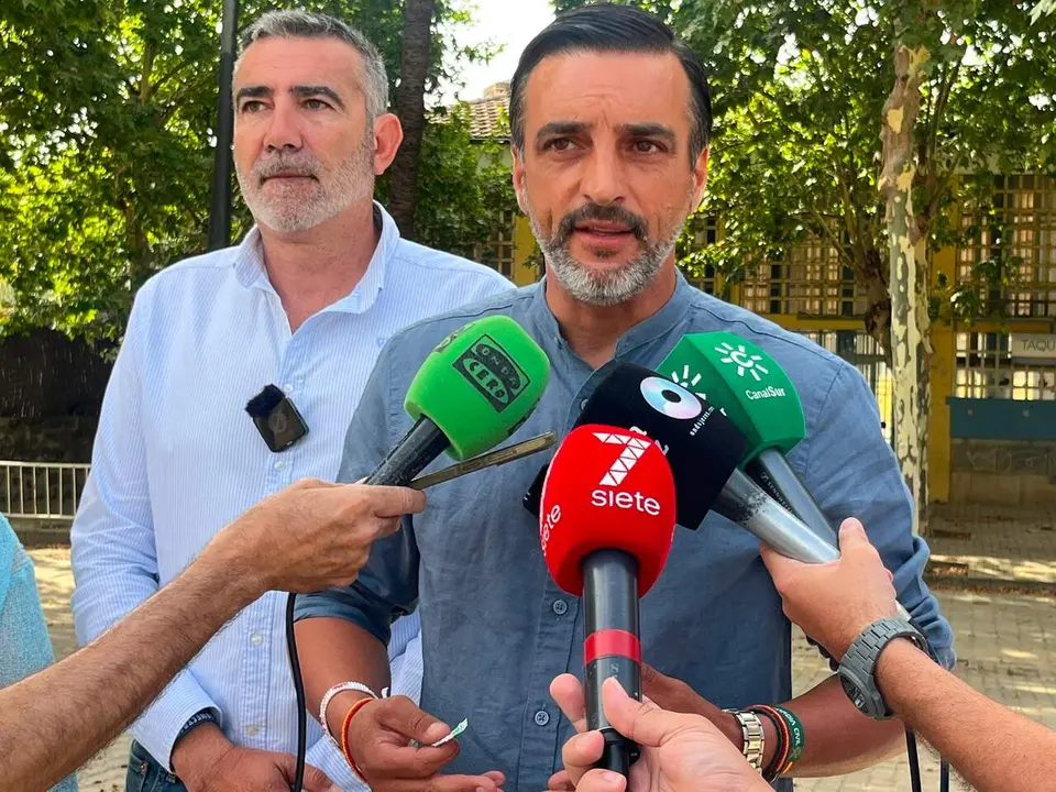  D&iacute;az junto a Javier Pizarro a las puertas de Ifeca. |  PSOE 