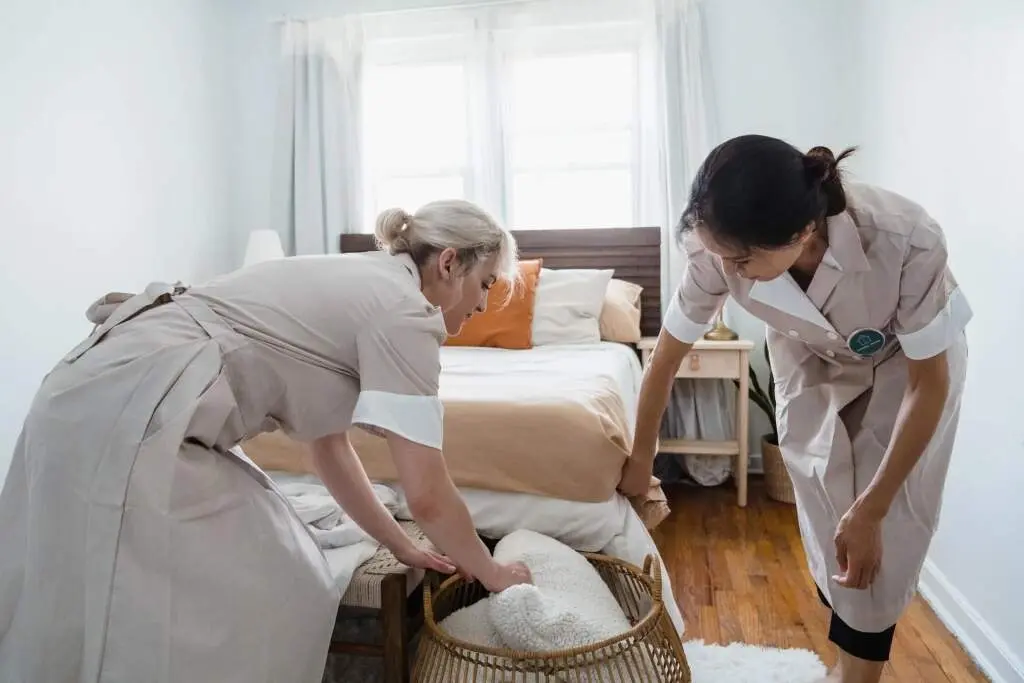  Dos camareras de piso realizando su labor en un apartamento tur&iacute;stico. |  Cedida 