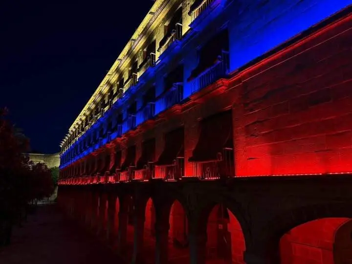  Los edificios municipales se iluminaron anoche con lo colores de la bandera de Venezuela | Jerez.es 
