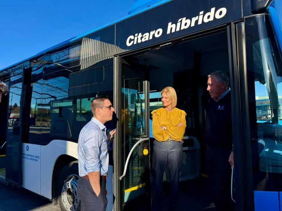  La alcaldesa en su visita a las cocheras para ver los autobuses nuevos en una imagen de archivo | jerez.es 