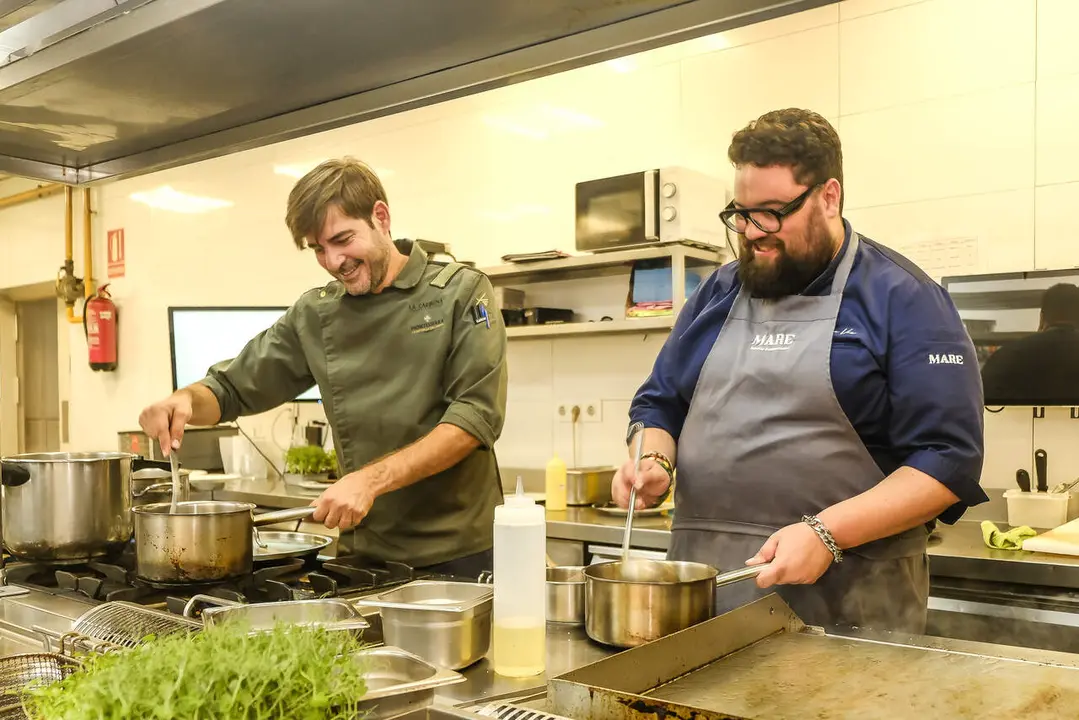  Javier Mu&ntilde;oz, en su cocina de La Carbon&aacute;, junto a Juan Viu, del restaurante Mare. | Probando probando 