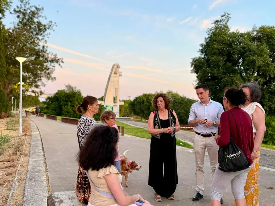  Jaime Espinar en su visita al parque de Picadue&ntilde;as para comprobar la mejora del alumbrado. |  jerez.es 
