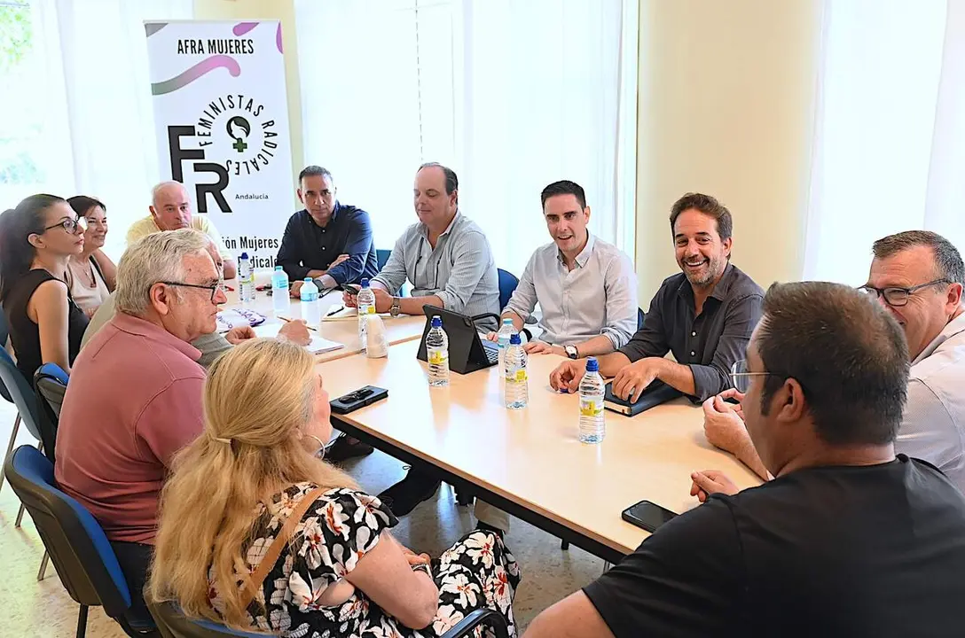  Jaime Espinar, con los vecinos de la barriada de La Alegr&iacute;a. | Viva Jerez. 