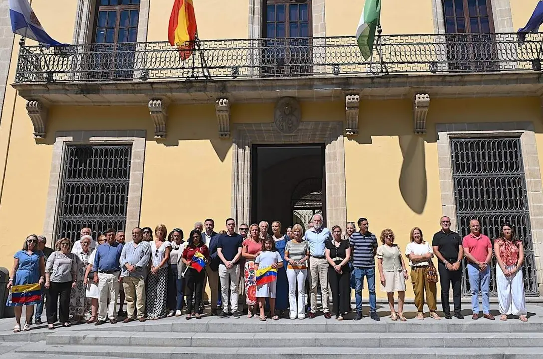  Minuto de silencio a las puertas del Ayuntamiento de Jerez | Jerez.es 