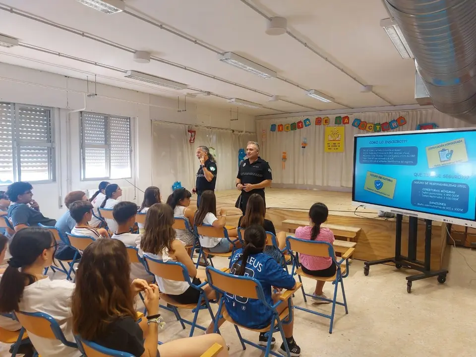  Agentes de la Polic&iacute;a Local durante una de las sesiones en las aulas | Jerez.es 