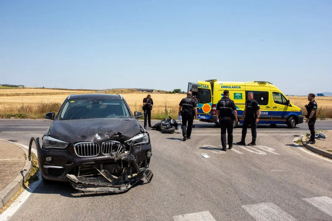  El coche accidentado en primer t&eacute;rmino y al fondo la moto sobre el asfalto. |  Kiko S&aacute;nchez 
