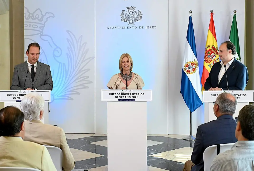  La alcaldesa junto a los rectores en la presentaci&oacute;n de la programaci&oacute;n de los Cursos de Verano. |  jerez.es 