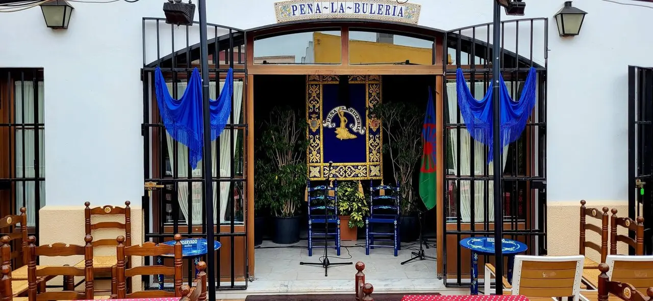  El patio de la Pe&ntilde;a La Buler&iacute;a acoge sus recitales de verano. 
