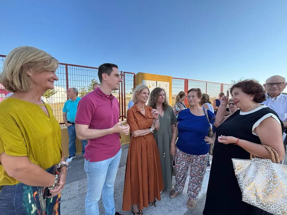  La alcaldesa, Mar&iacute;a Jos&eacute; Garc&iacute;a-Pelayo, en una visita al entorno de la rotonda de San Jos&eacute; Obrero. | Viva Jerez. 