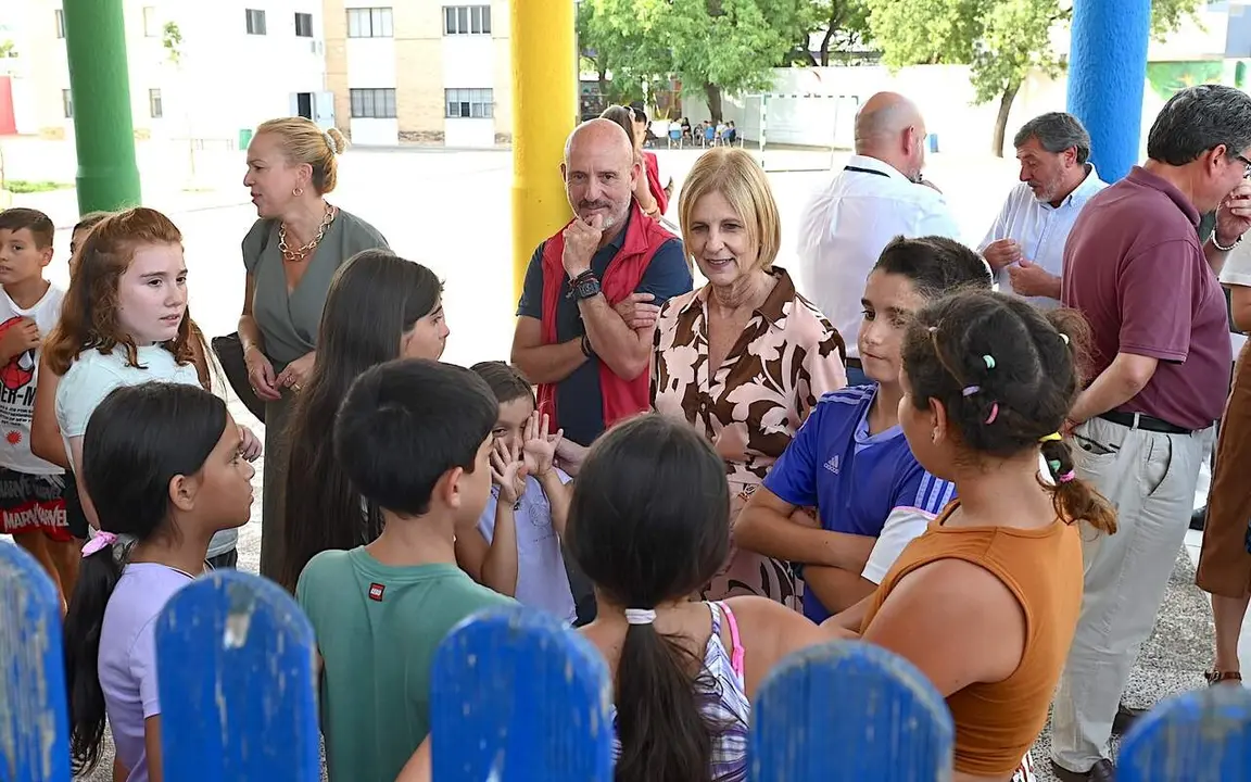  La alcaldesa de Jerez, Mar&iacute;a Jos&eacute; Garc&iacute;a-Pelayo, en las escuelas de verano. | Viva Jerez. 