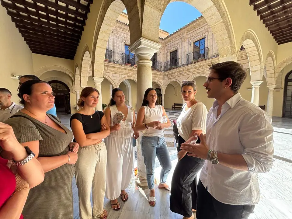  El concejal del PSOE Gabriel Fabregat junto a representantes del AMPA del CEIP Manuel de Falla. |  PSOE 