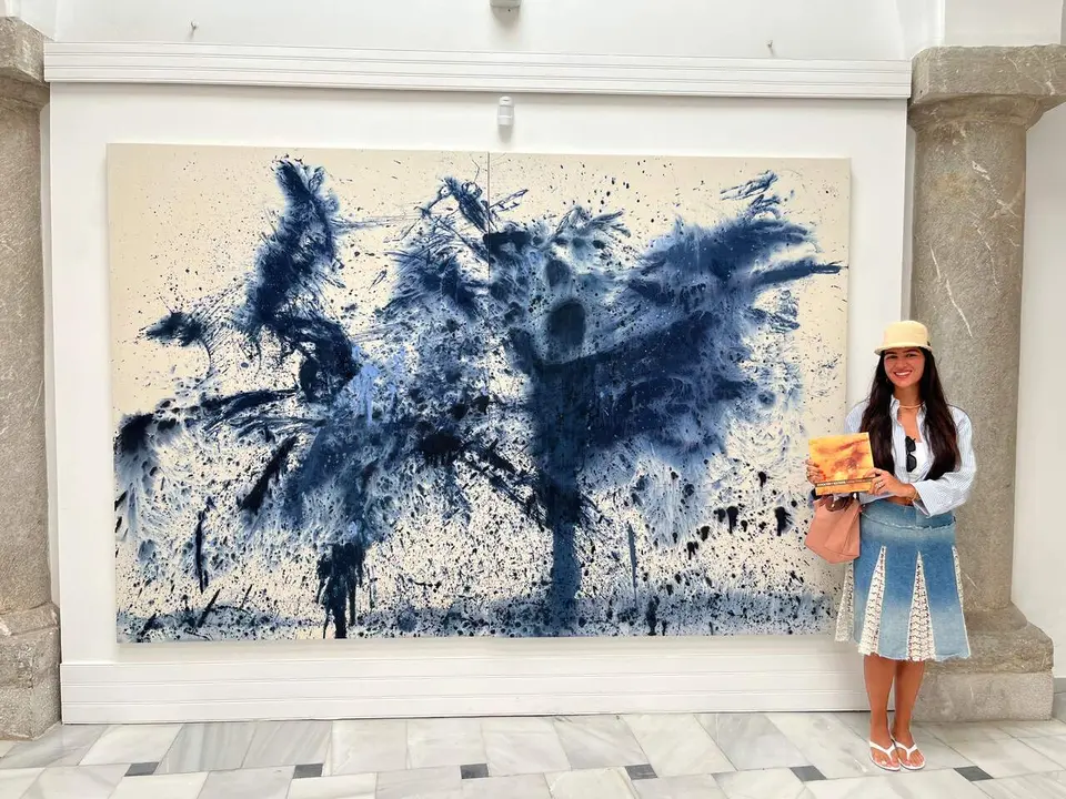  Carlota P&eacute;rez de Castro ante una de sus obras en la Exposici&oacute;n en Pescaderia Vieja. | jerez.es 