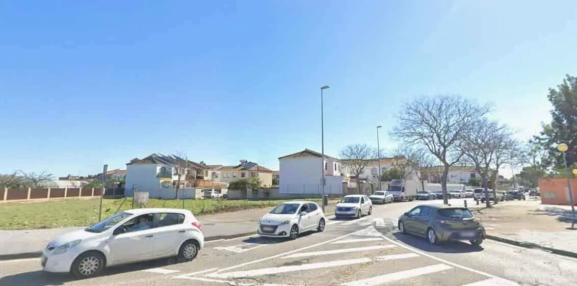  La parcela elegida est&aacute; situada entre la calle Alc&aacute;zar de Jerez y la rotonda de la avenida de Arcos. | Google Maps 