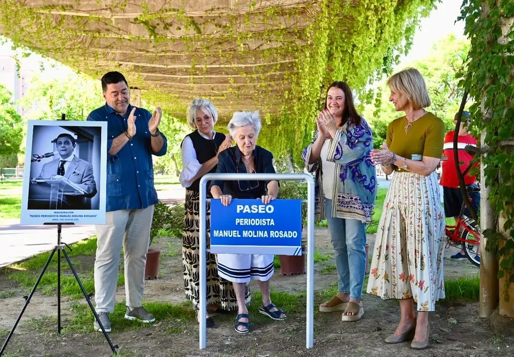  Momento de la inauguraci&oacute;n del paseo dedicado al periodista Manuel Molina. |  jerez.es 