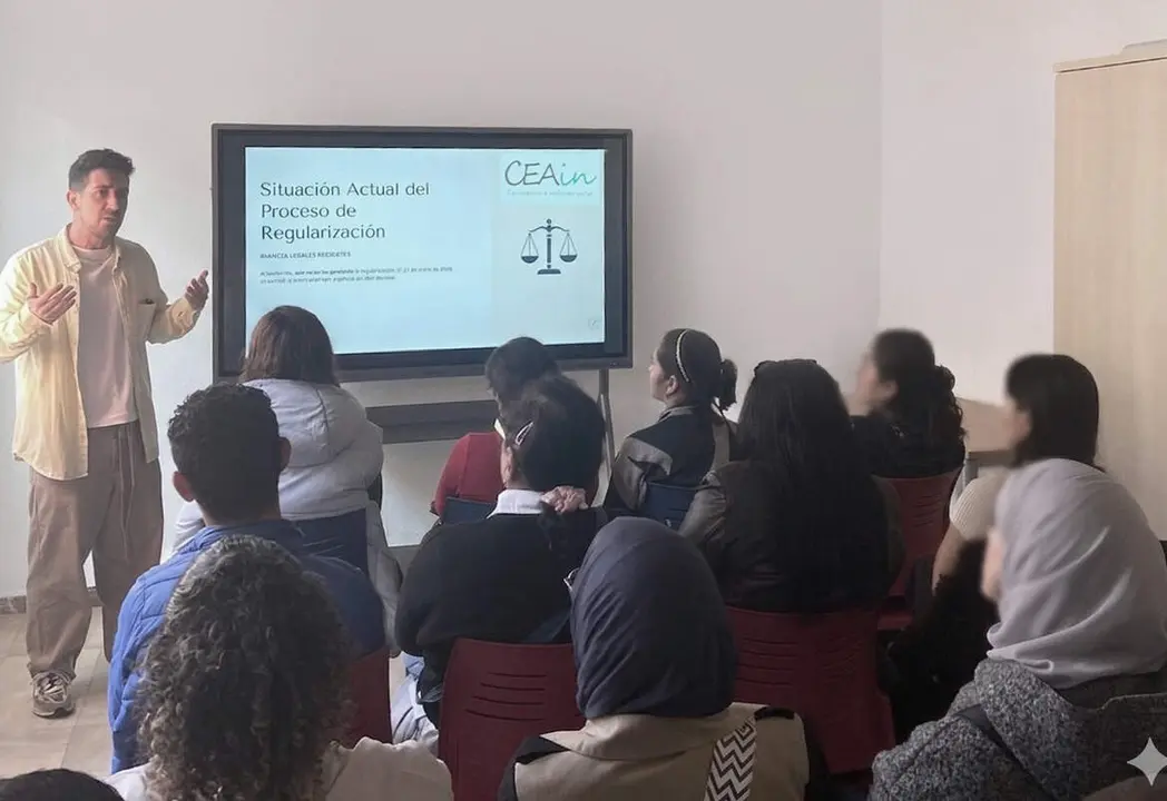  Imagen de una de las sesiones informativas sobre regularizaci&oacute;n en CEAin. |  CEAin 