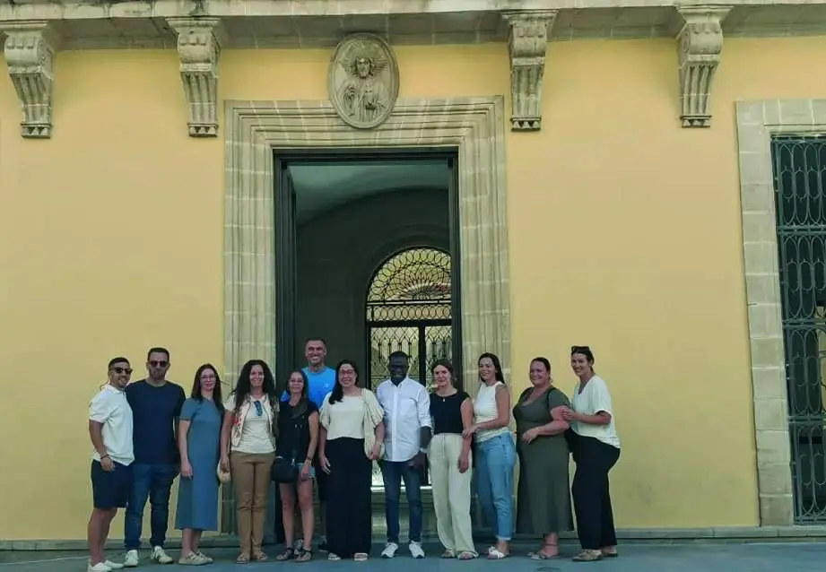  Familias del Manuel de Falla y del Ciudad de Jerez a las puertas del Ayuntamiento tras acudir al Pleno. | Viva 