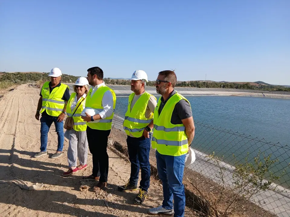  El delegado en su visita a las obras de la comunidad de regantes de Guadalcac&iacute;n. |  Junta 