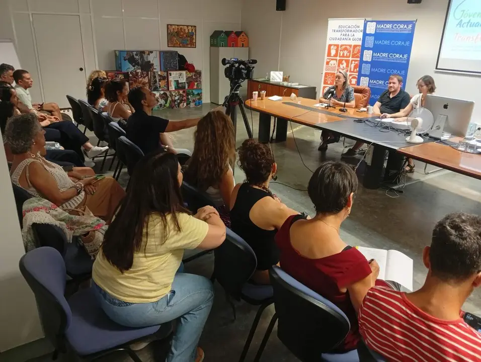  Encuentro juvenil en la sede de Madre Coraje de Jerez. | Viva Jerez. 