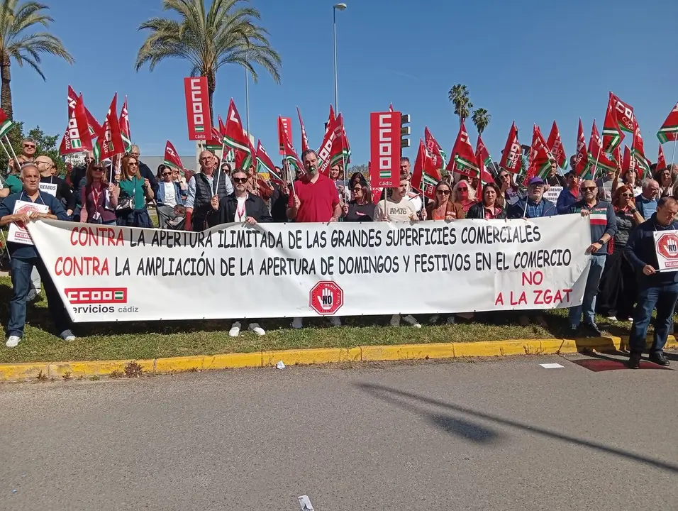  Concentraci&oacute;n de CCOO en Jerez contra las aperturas en festivos, el pasado mes de marzo. | Viva Jerez. 