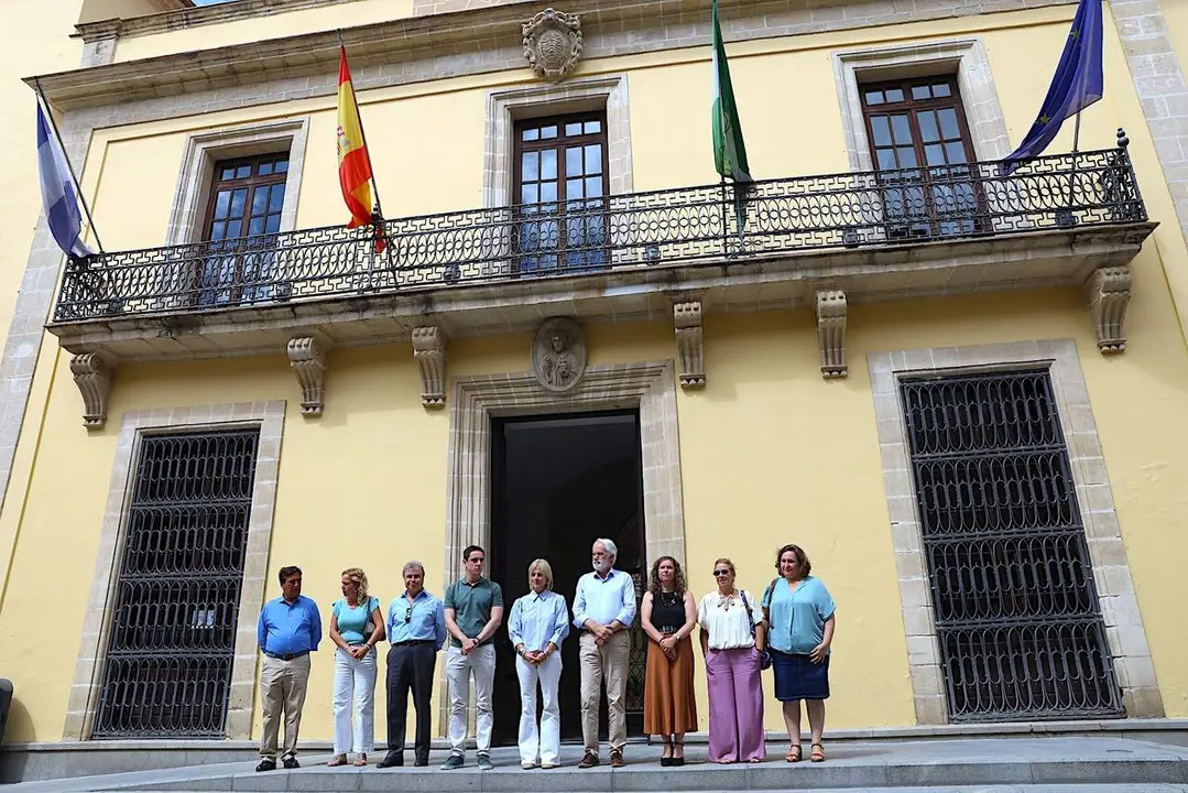  Minuto de silencio a las puertas del Ayuntamiento de Jerez.  | jerez.es 
