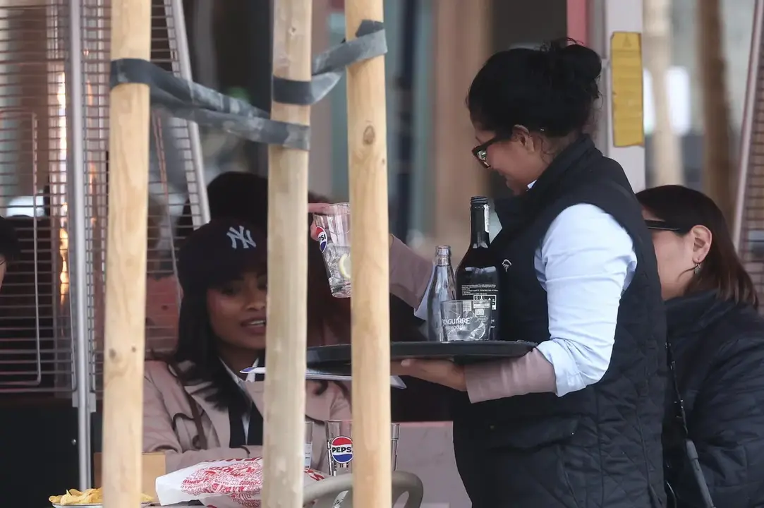 Camarero atendiendo clientes en una terraza. | Europa Press.