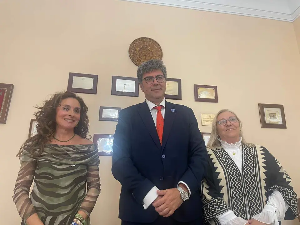  Las letradas Pilar Moreno y Esther Aguilera junto a &Aacute;ngel Dur&aacute;n, que preside la Comisi&oacute;n de Turno de Oficio. |  Viva 