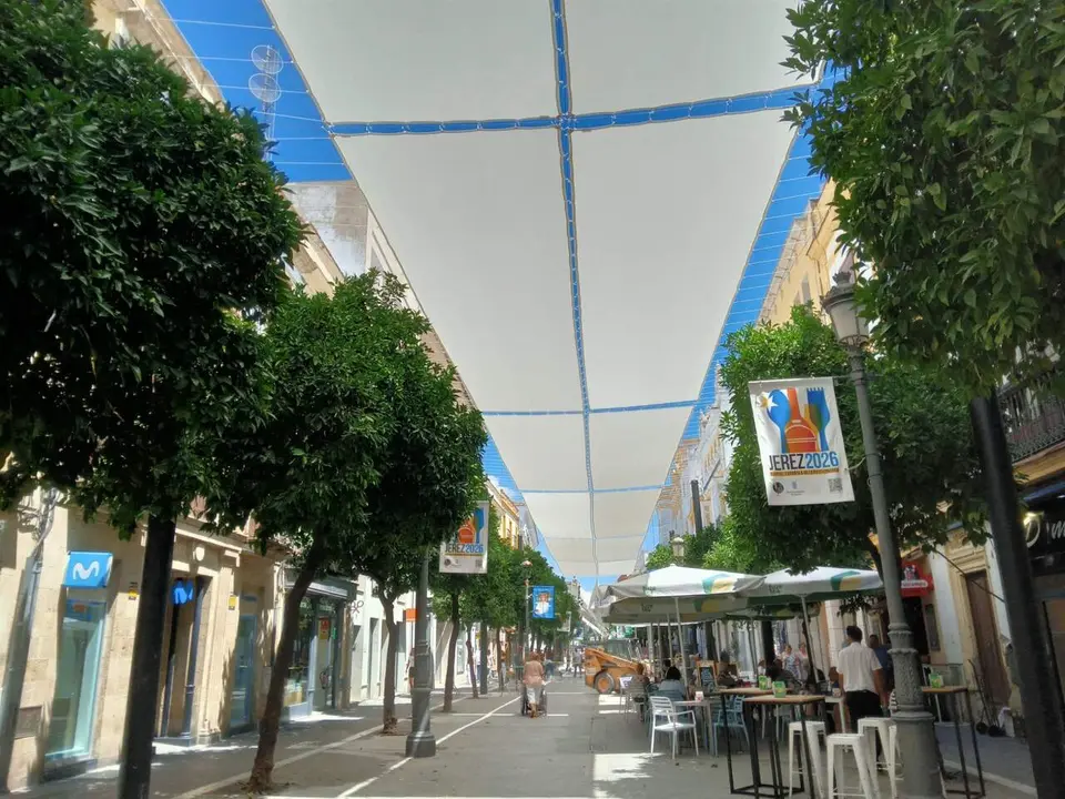  Los toldos de la calle Larga, instalados desde esta ma&ntilde;ana. |  Viva 