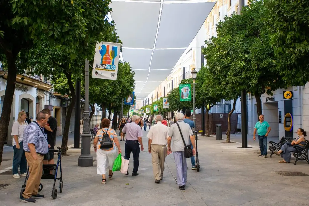  La calle Larga con los toldos instalados. |  Kiko S&aacute;nchez 