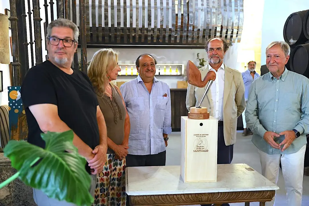  Paco Zurita y Paco Lobat&oacute;n en la presentaci&oacute;n de la Vel&aacute; de Santiago. | jerez.es 