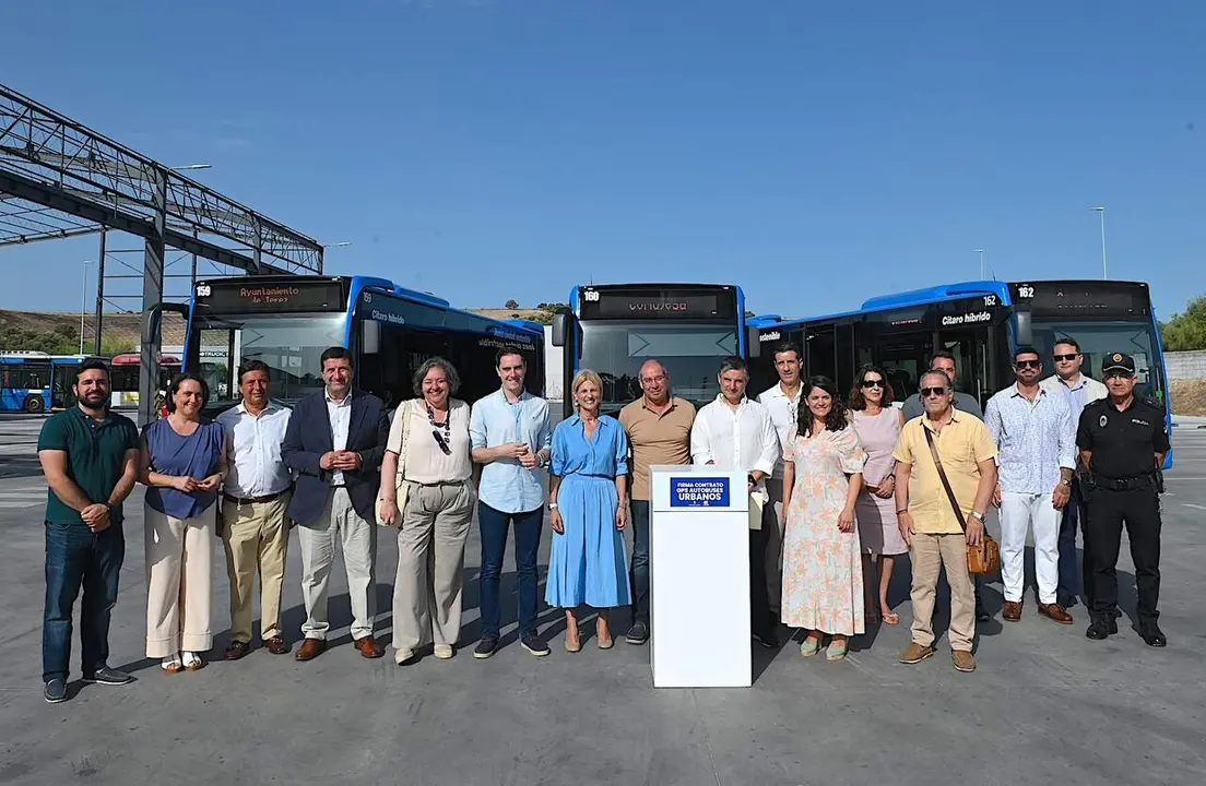  La alcaldesa, Mar&iacute;a Jos&eacute; Garc&iacute;a-Pelayo, en el acto de firma del contrato para la geolocalizaci&oacute;n de los autobuses urbanos. | Viva Jerez. 
