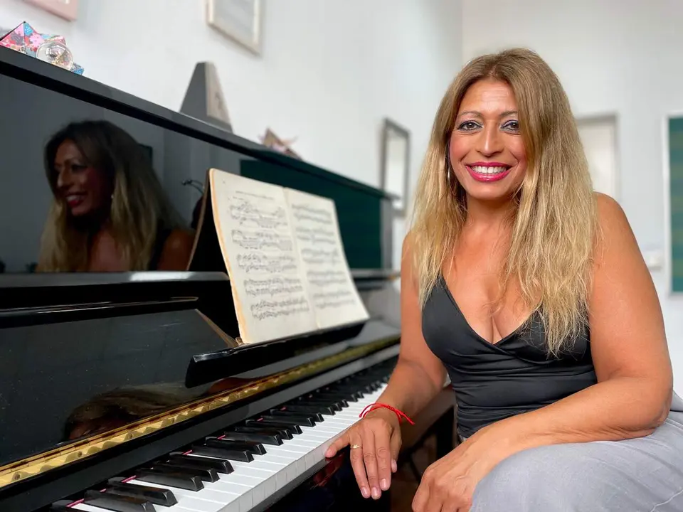  Rosario Lazo Montoya, La Reina Gitana, ante el piano ultimando una de sus composiciones. |  JG 