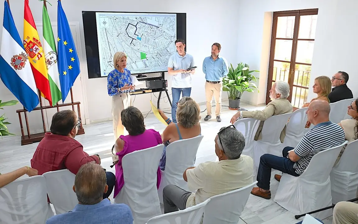  La alcaldesa, Mar&iacute;a Jos&eacute; Garc&iacute;a-Pelayo, presentando los proyectos a colectivos de Picadue&ntilde;as. | Viva Jerez. 
