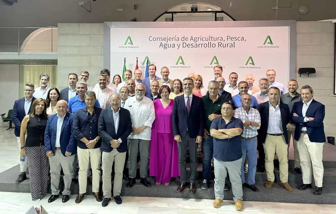  Las comunidades de regantes, con el consejero Ram&oacute;n Fern&aacute;ndez-Pacheco, tras la firma del convenio. | Viva Jerez. 