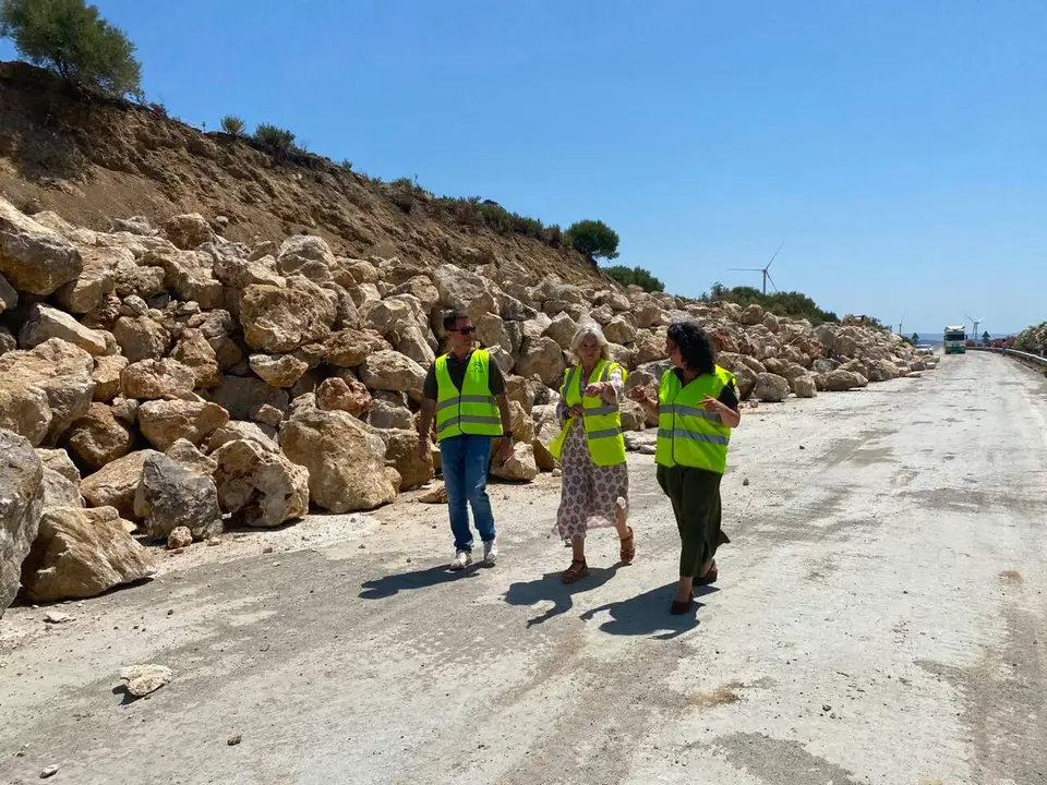  Imagen de la visita de las delegadas de la Junta a las obras de la Jerez-Los Barrios. |  Junta 