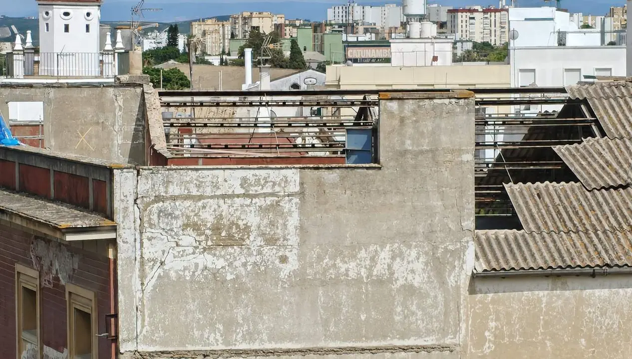  Imagen facilitada por los vecinos en la que se aprecia el desmontaje del techo del cine Jerezano. |  Cedida 