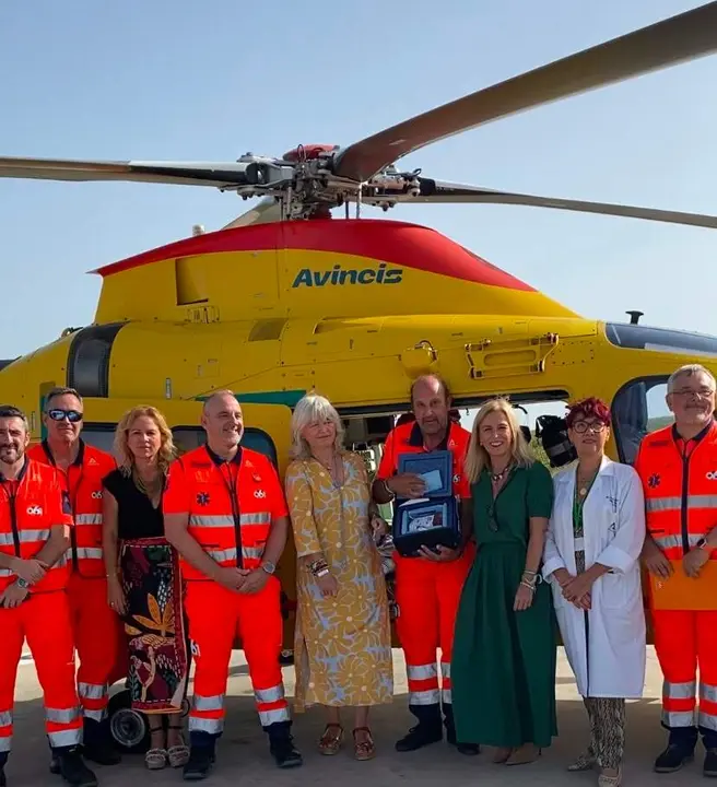 Las autoridades junto a los responsables del helic&oacute;ptero del 061 en Jerez. |  Junta 