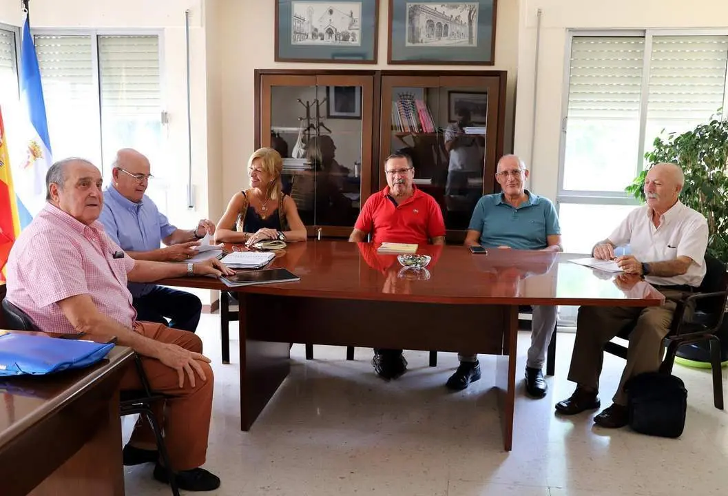  Manuel Cazorla, junto a miembros de su directiva, en una reuni&oacute;n en Participaci&oacute;n Ciudadana. |  jerez.es 