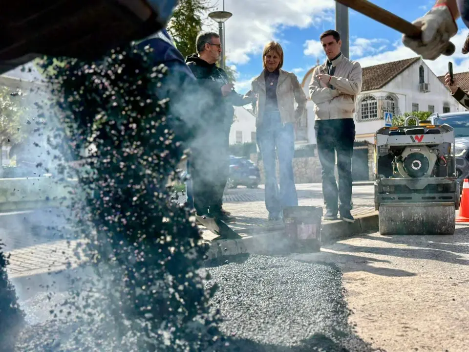  La alcaldesa y Jaime Espinar en una imagen de archivo visitando el asfaltado de una calle de Jerez. | jerez.es 