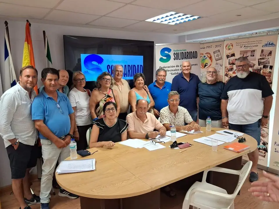  Manuel Cazorla junto a su nueva junta directiva. | Viva 